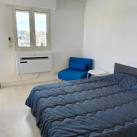 Διαμέρισμα Lovely With Balcony - Near The *